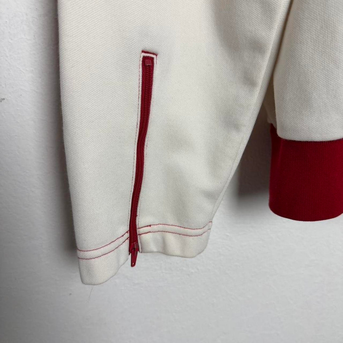 Zíper vermelho no punho da Jaqueta Adidas Japan