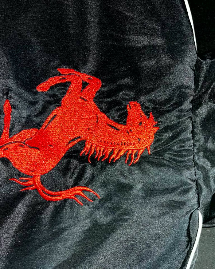 Cavalo empinado bordado em vermelho nas costas