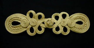Nó de cordão dourado, isolado sobre fundo preto