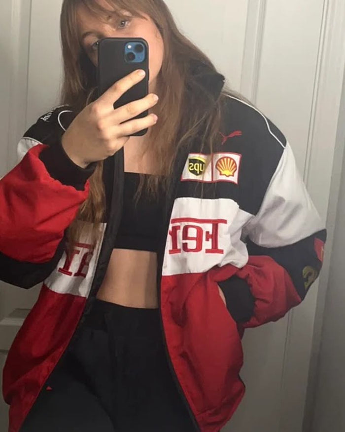 Cliente com a F1 Trifecta no espelho