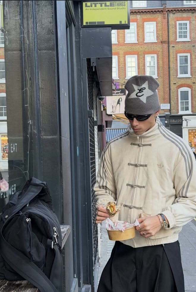 Jaqueta Adidas Chinese New Year creme, numa rua de Londres