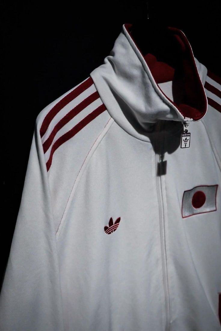 Gola alta, listras vermelhas e bandeira do Japão na Jaqueta Adidas Japan