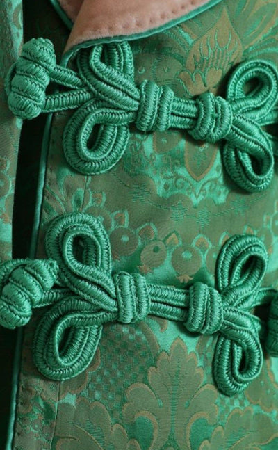 Botões de nó em cordão verde sobre brocado de seda jade
