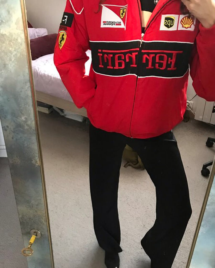 Cliente com a F1 Red no espelho, de corpo inteiro