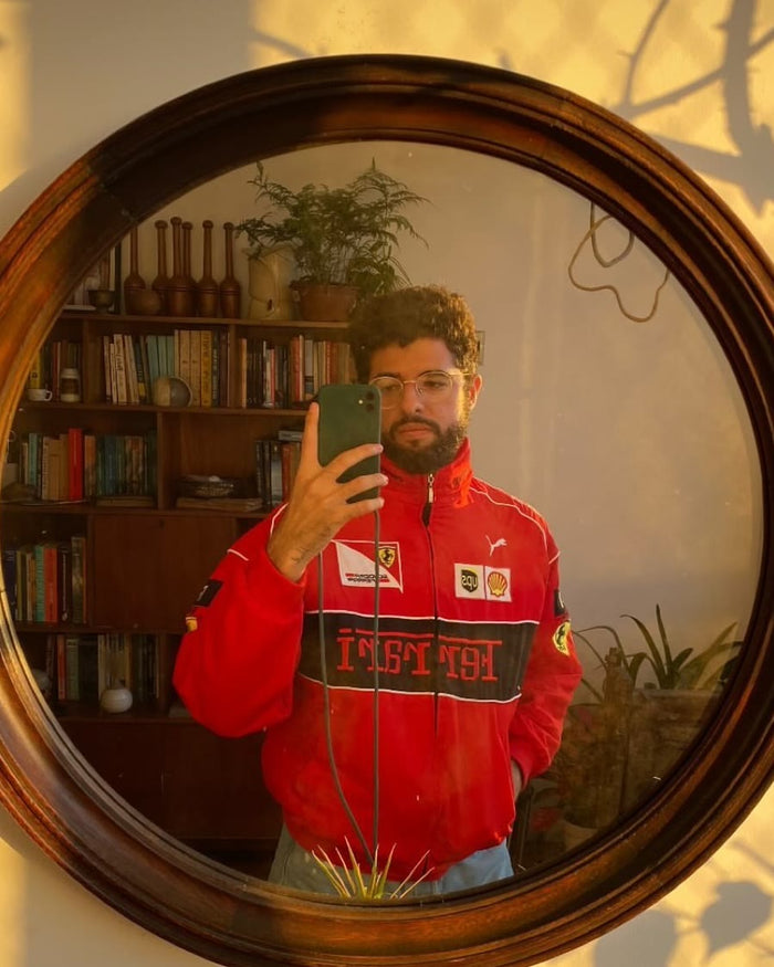 Cliente com a F1 Red diante de um espelho redondo