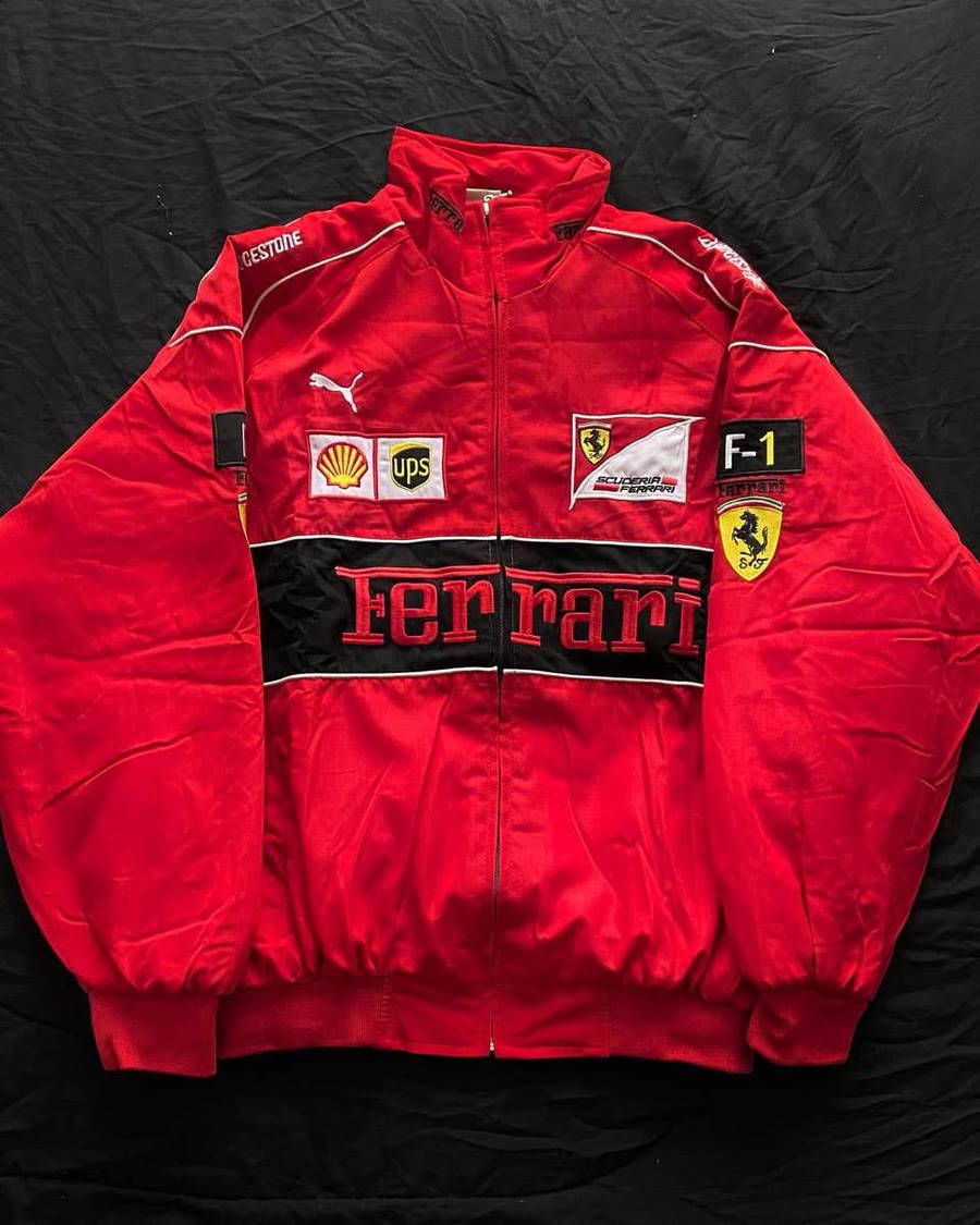 Jaqueta F1 Red inteira estendida sobre fundo preto