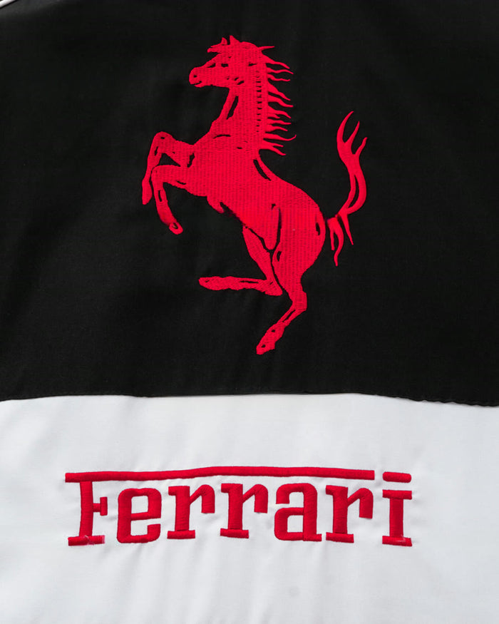Cavalo vermelho bordado sobre o preto e nome na faixa branca das costas