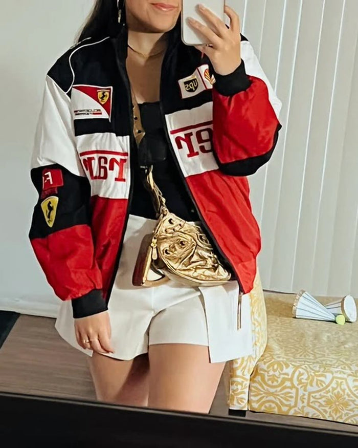 Cliente com a F1 Trifecta e bolsa dourada no espelho
