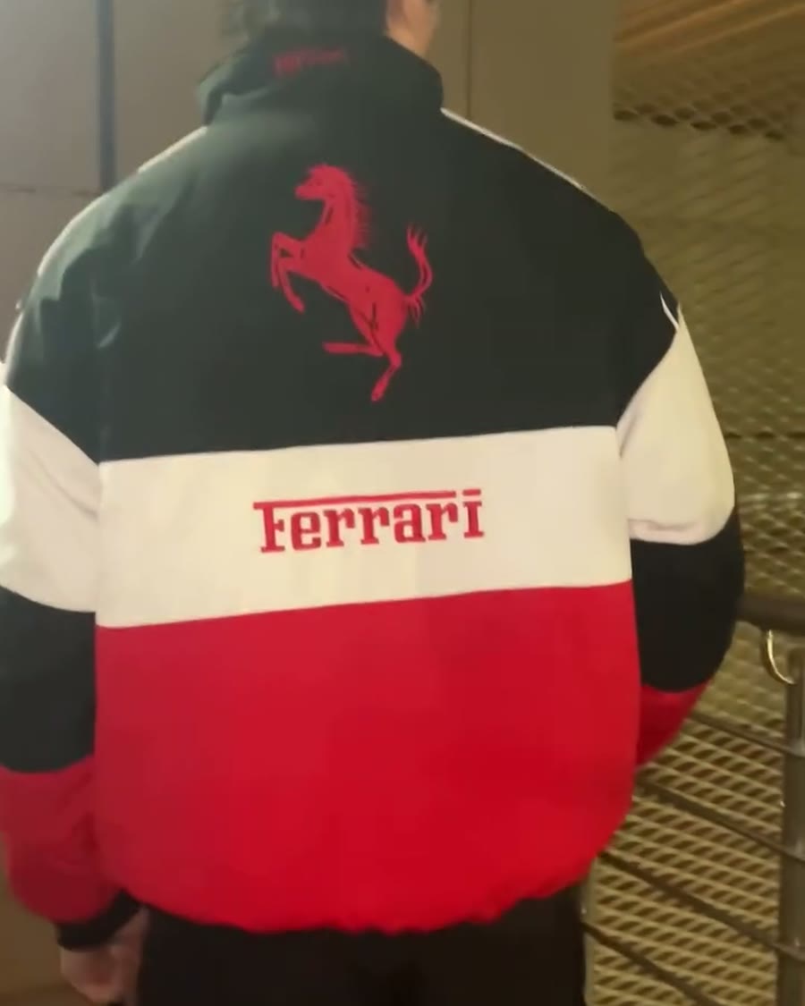 Cliente de costas à noite mostrando o cavalo vermelho bordado
