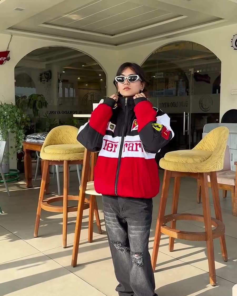 Cliente de corpo inteiro com a F1 Trifecta num café