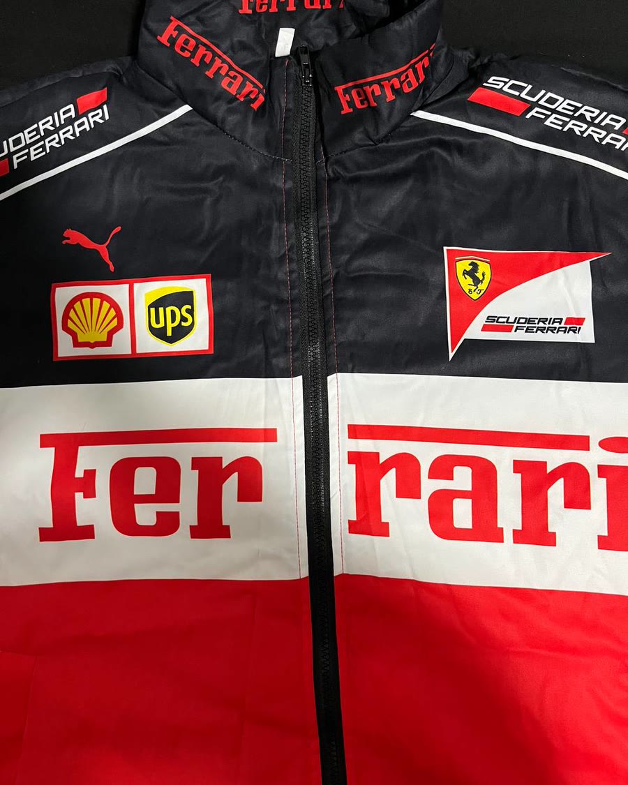 Peito da F1 Trifecta: faixa branca com o nome bordado em vermelho