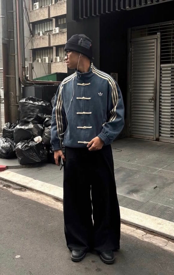 Jaqueta Adidas Chinese New Year azul com calça preta ampla, na rua