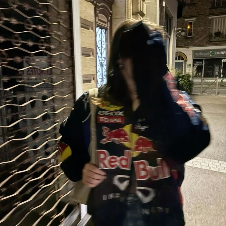 Jaqueta Red Bull na rua, à noite